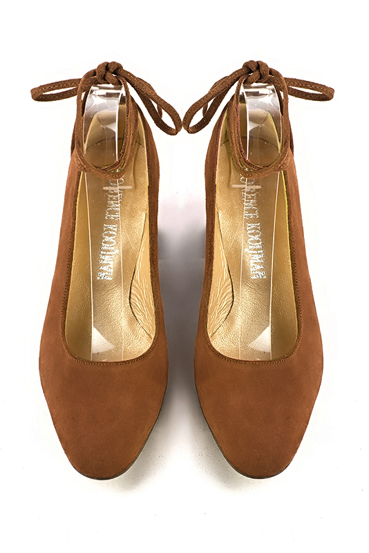 Caramel brown women's dress pumps, with a round neckline. Round toe. High flare heels. Top view - Florence KOOIJMAN